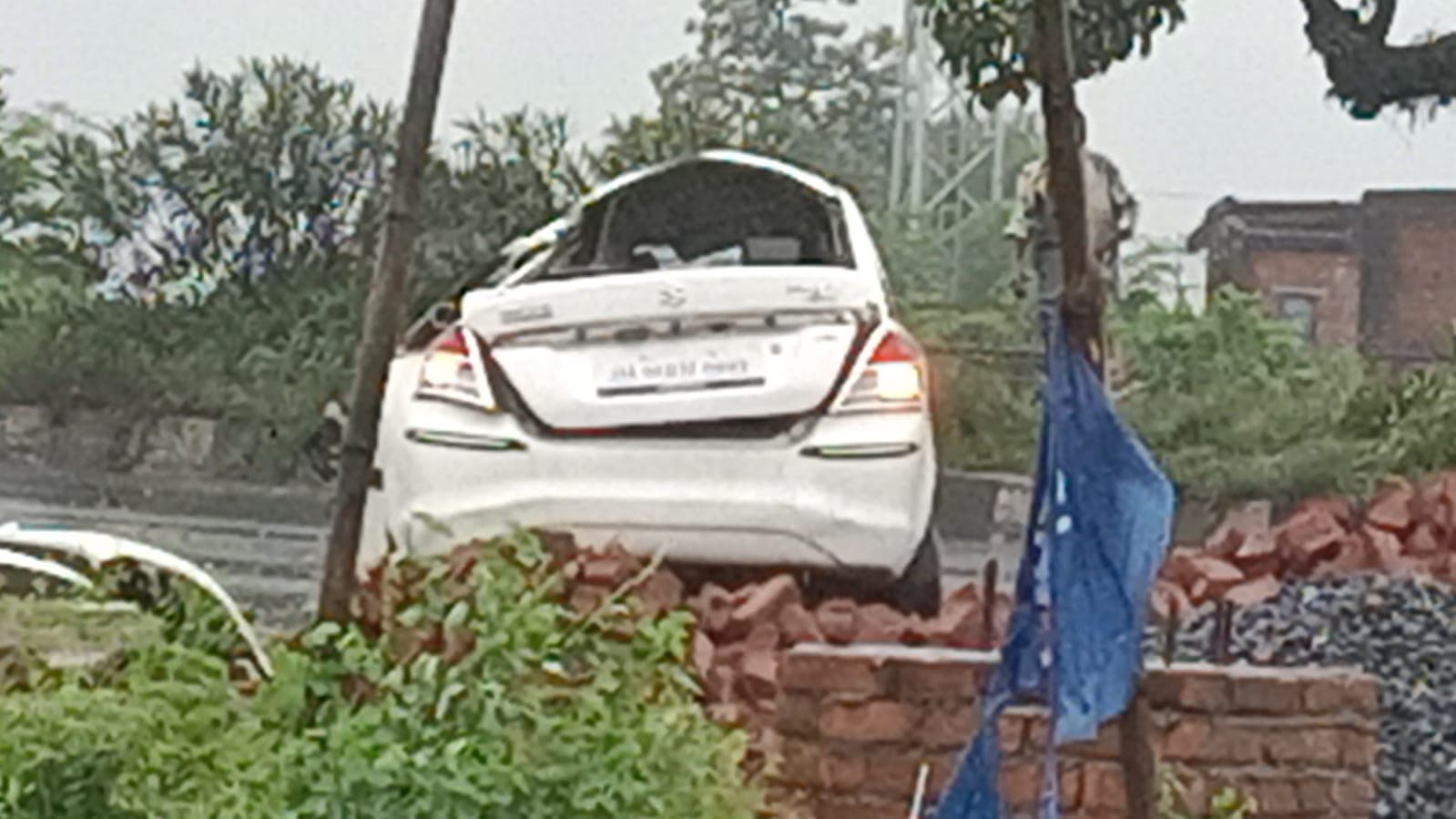 रामगढ़ में डिवाइडर से टकराई स्विफ्ट डिजायर कार, 2 मरे 3 लोग घायल, पहले भी इस जगह पर हो चुकी है सड़क दुर्घटना