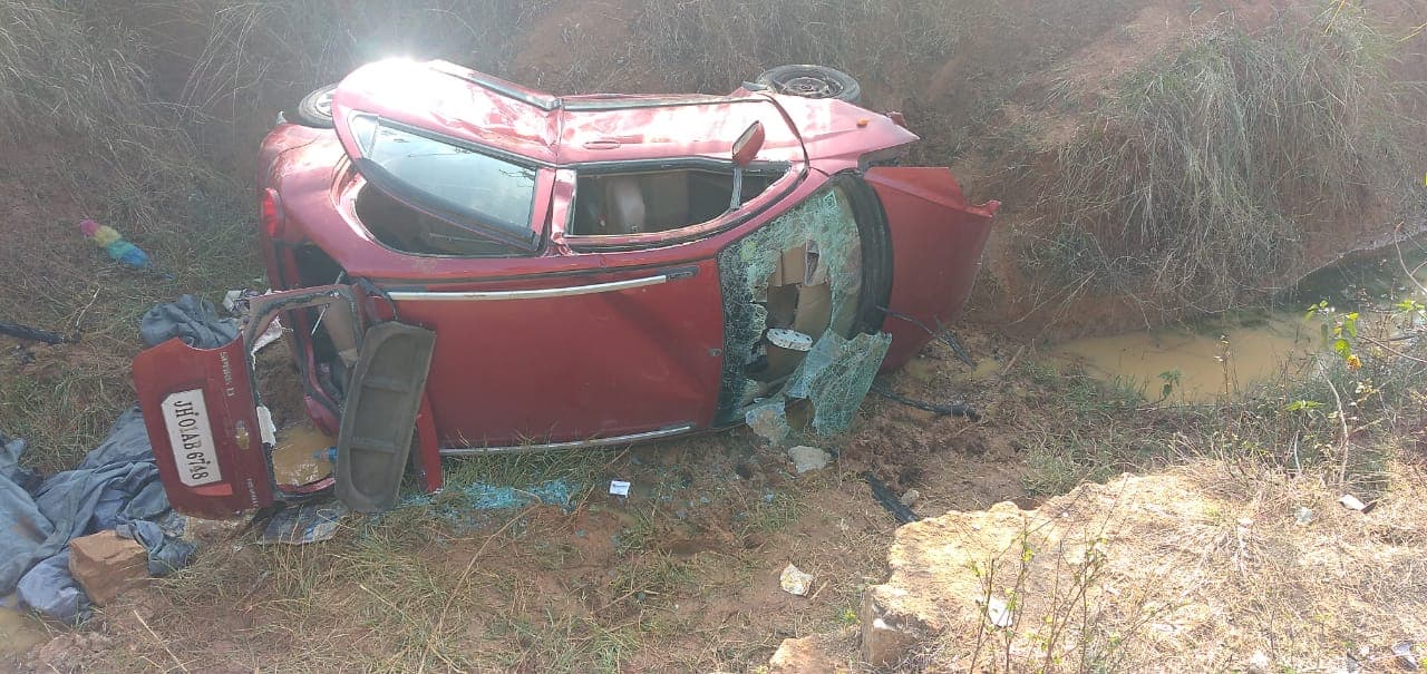 Jharkhand News: नये साल के पहले दिन लोहरदगा में सड़क हादसा, खाई में गिरी कार, तीन लोग घायल, रिम्स रेफर