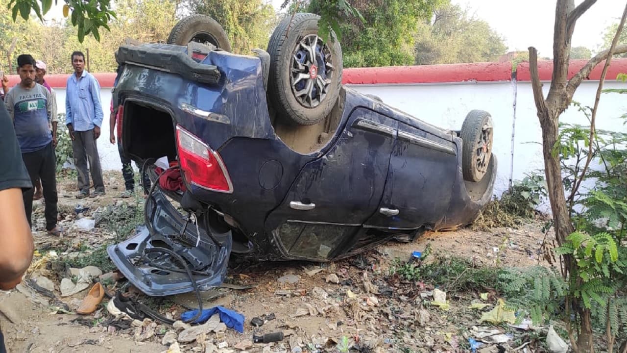 झारखंड : गुमला के कामडारा में कार ने बैंक के बाहर खड़े लोगों को रौंदा, महिला सहित 4 की मौत, 6 घायल