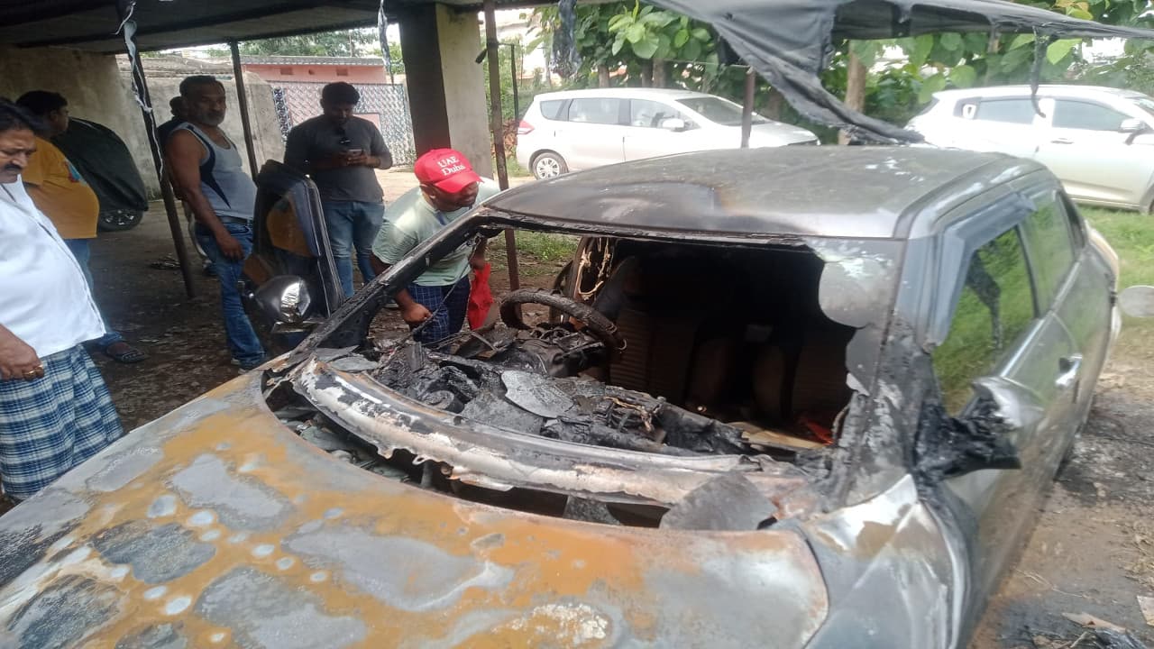 Jharkhand Crime News: चक्रधरपुर के चांदमारी में अपराधियों ने कार में लगायी आग, जांच में जुटी पुलिस