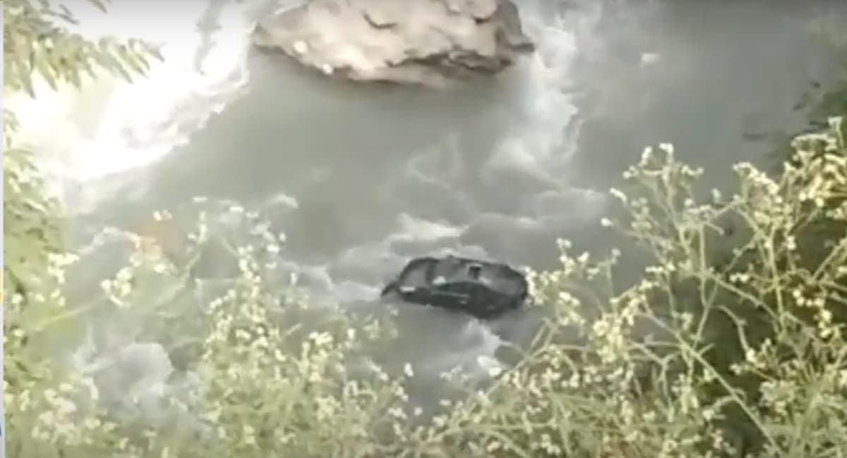 हिमाचल प्रदेश : मंडी-मनाली नेशनल हाइवे पर अनियंत्रित होकर नदी में गिरी कार, सभी सवार लापता