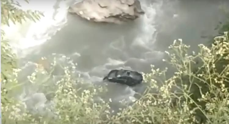 हिमाचल प्रदेश : मंडी-मनाली नेशनल हाइवे पर अनियंत्रित होकर नदी में गिरी कार, सभी सवार लापता