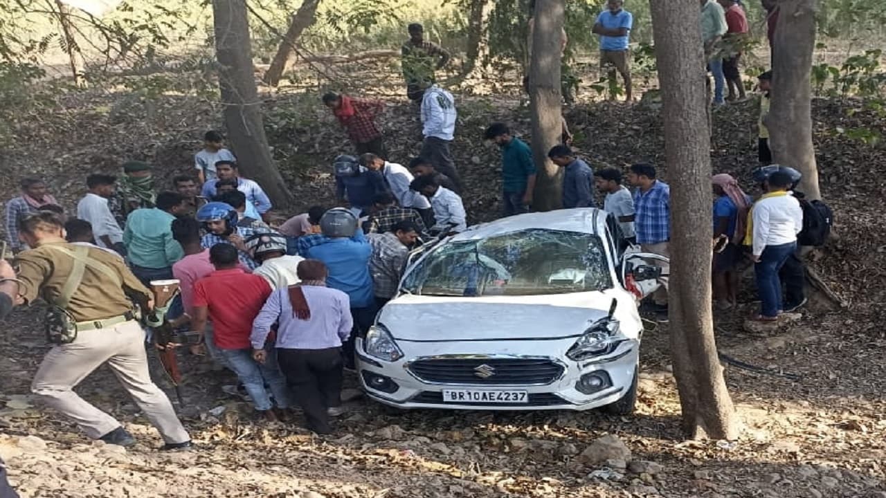 Bihar: जमुई में सड़क धंसने के बाद पेड़ से टकराकर खाई में गिरी कार, गाड़ी के परखच्चे उड़े, बाल-बाल बचे सवार