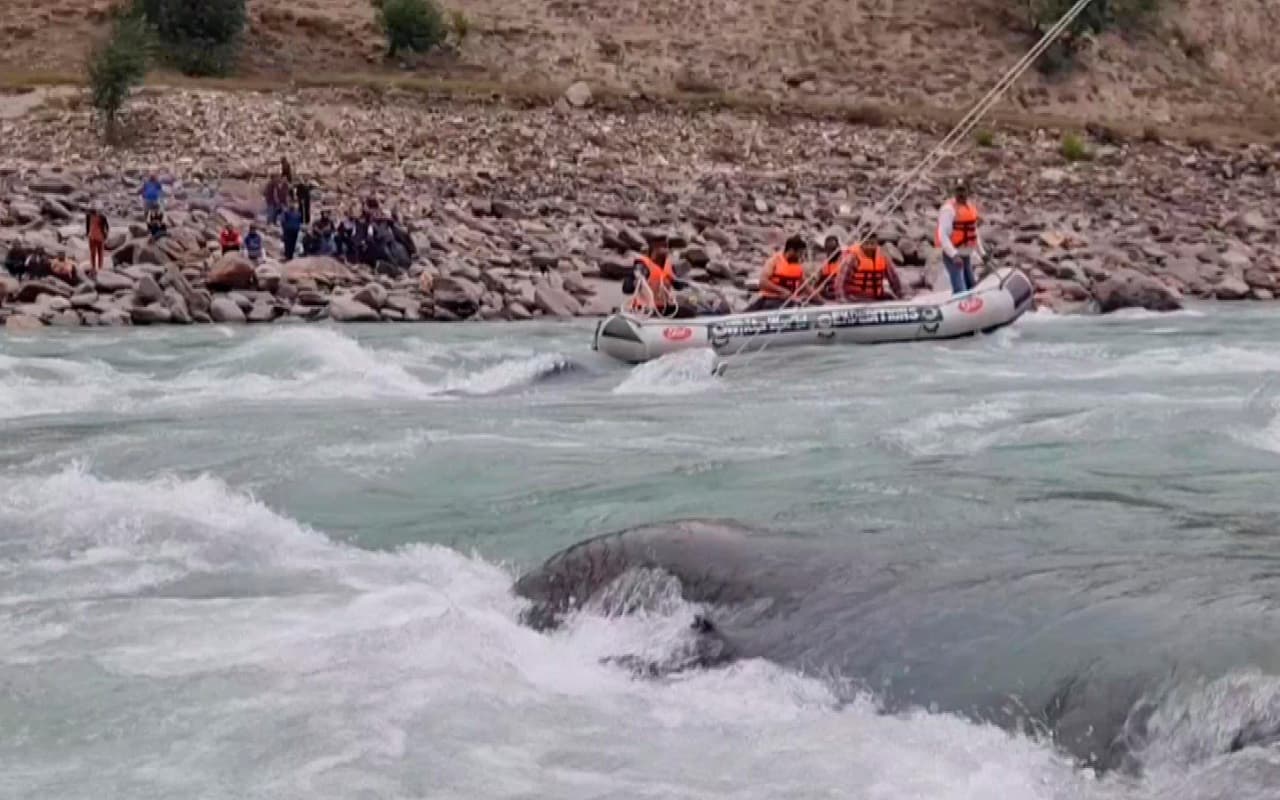 Jammu and Kashmir: चिनाब नदी में गिरी अनियंत्रित कार, एक की मौत, तीन लापता