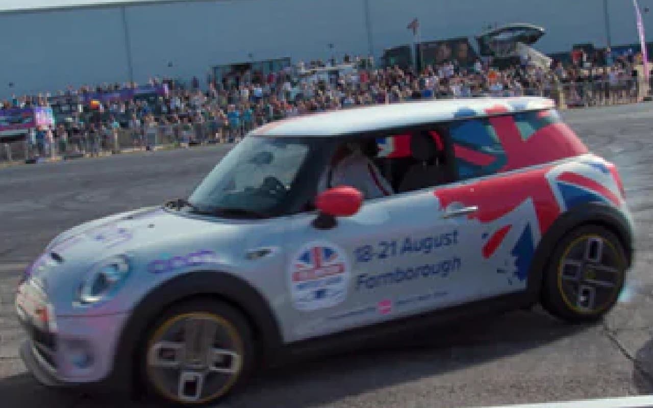 छोटी सी जगह में इलेक्ट्रिक कार पार्क करके स्टंट ड्राइवर ने तोड़ा वर्ल्ड रिकॉर्ड, देखें वीडियो