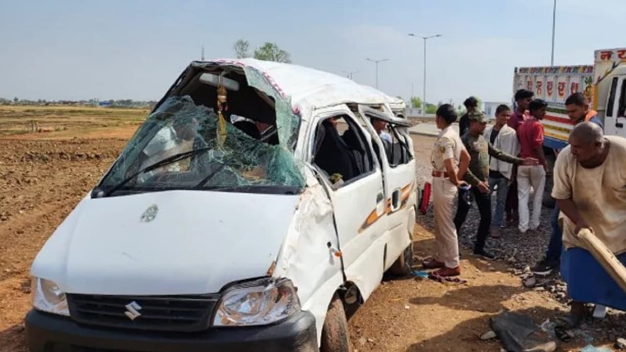 रांची से नेतरहाट घूमने जा रहे लोगों की कार पलटी, एक की मौत, तीन घायल