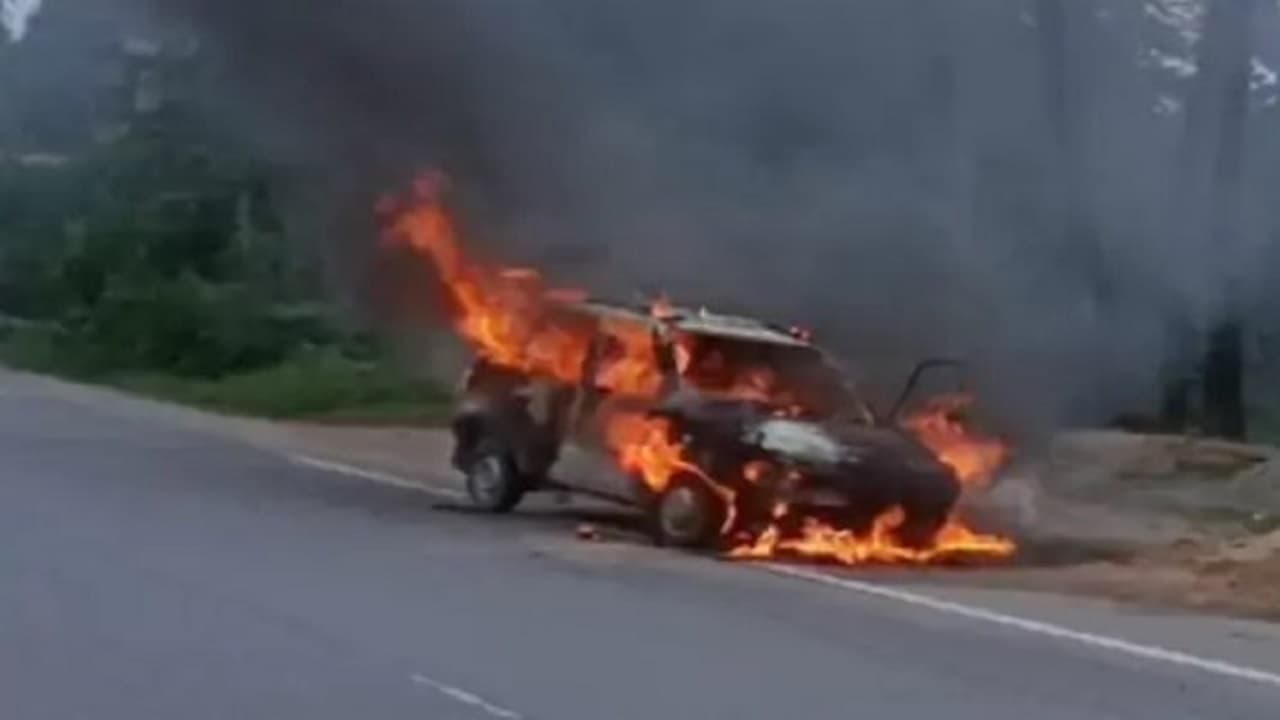 Hajipur: सड़क पर दौड़ती कार में अचानक लगी आग, दो महिला समेत 5 कार सवार बाल-बाल बचे