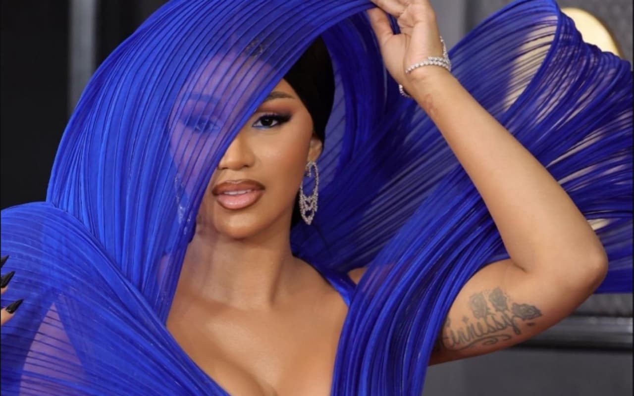 Grammy Awards: भारतीय फैशन डिजाइनर की पोशाक में नजर आई अमेरिकी रैपर कार्डी बी, ब्लू गाउन में बटोरी लाइमलाइट