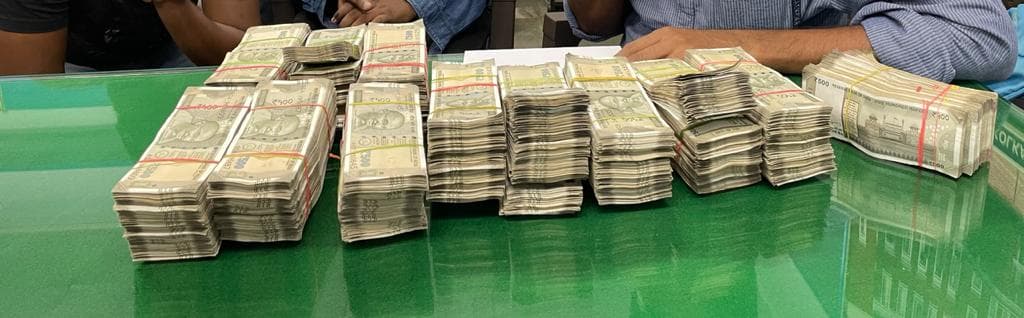 कोलकाता में बनियान वाले शख्स की करतूत देख पुलिस ने पीट लिया कपार, तलाशी में मिले लाखों रुपये