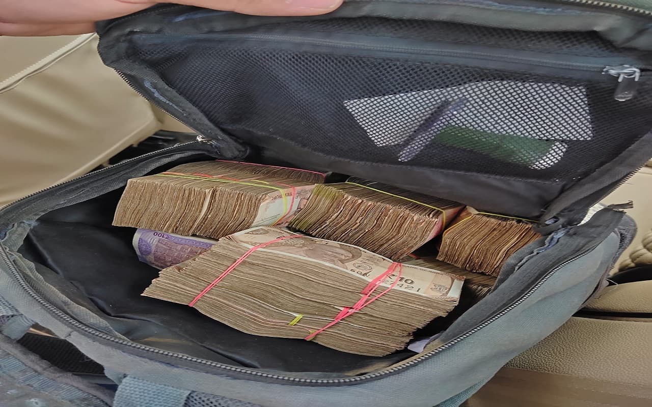 रामगढ़ विधानसभा उपचुनाव 2023 : वाहन जांच के दौरान डिक्की से 10 लाख रुपए कैश जब्त