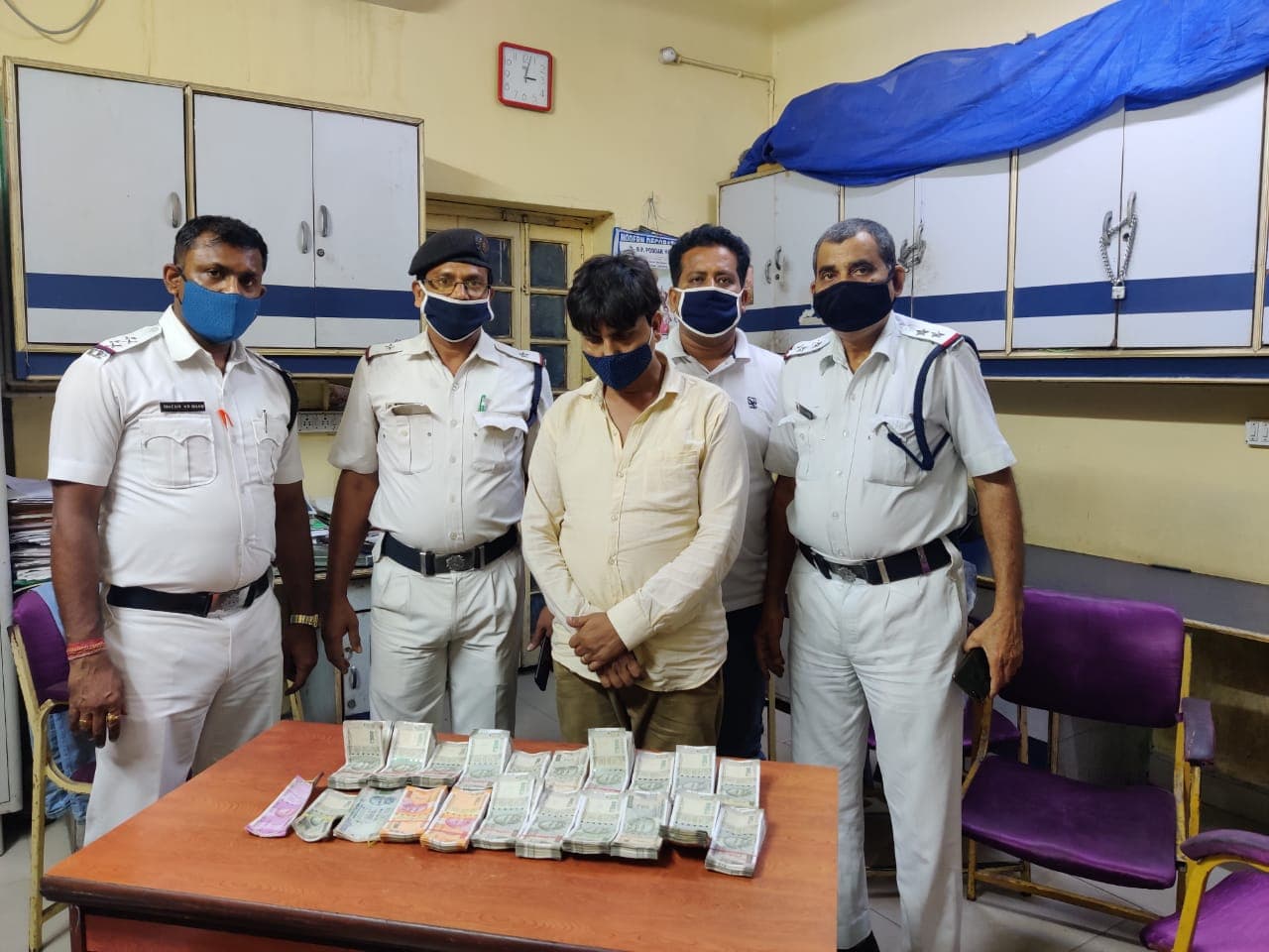 छत्तीसगढ़ चुनाव : कोरबा में बीजेपी उम्मीदवार रामदयाल उइके के वाहन से 11.50 लाख नकद बरामद