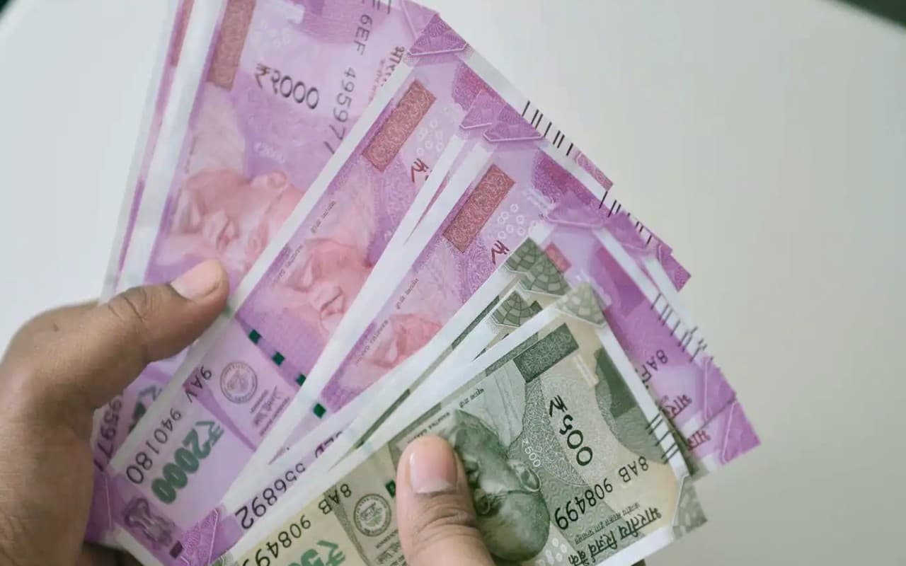 DA Hike: सरकारी कर्मचारियों के बल्ले-बल्ले, महंगाई भत्ते में 4 फीसदी का इजाफा के बाद जानिए कितना पैसा मिलेगा