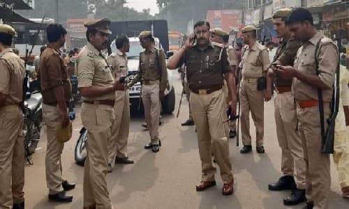 मस्जिद में जुटे थे दो दर्जन लोग, पुलिस ने खदेड़ा