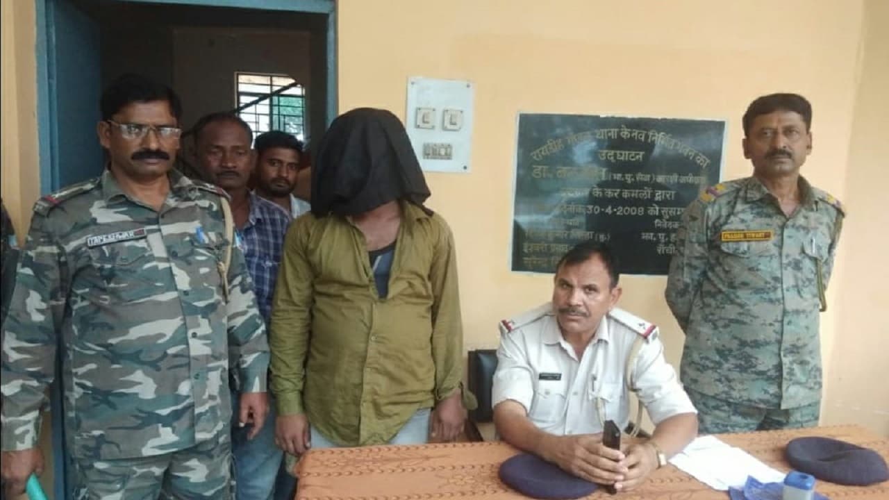 Jharkhand News: झारखंड में पशु तस्कर को गिरफ्तार करने गयी पुलिस पर हमला, एक पशु तस्कर गिरफ्तार, बाकी फरार
