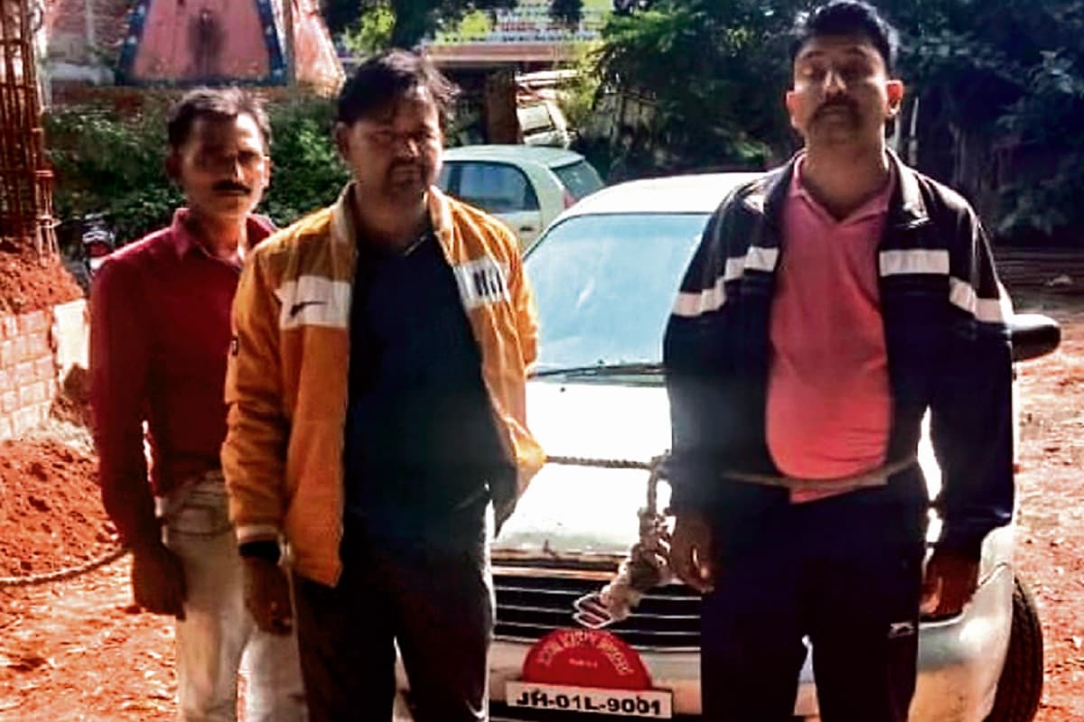 झारखंड में ज्यूडिशियल एकेडमी और हाइकोर्ट का बोर्ड लगा, कार से कर रहे थे गो तस्करी, तीन लोग गिरफ्तार
