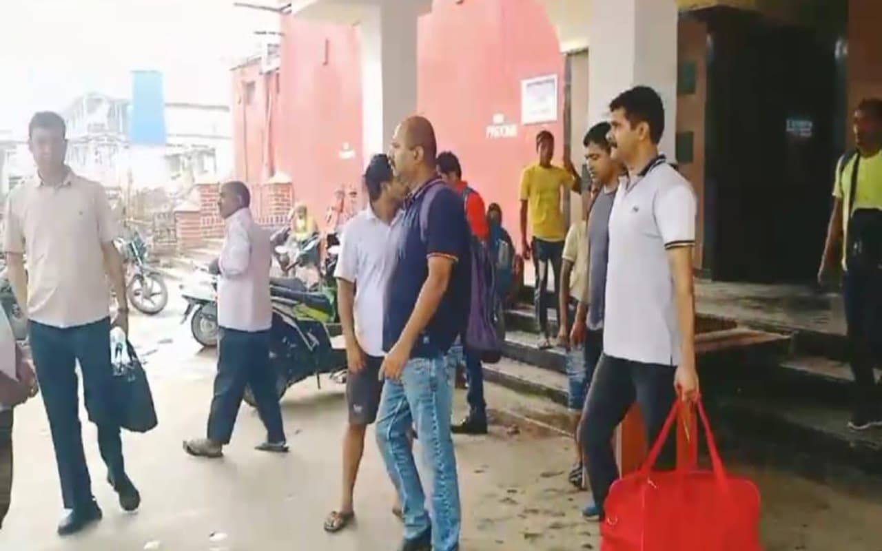 सीबीआई की 7 सदस्यीय टीम पहुंची साहिबगंज, अवैध खनन व ईडी गवाह विजय हांसदा मामले में करेगी पूछताछ सीबीआई की 7 सदस्यीय टीम पहुंची साहिबगंज, अवैध खनन व ईडी गवाह विजय हांसदा मामले में करेगी पूछताछ