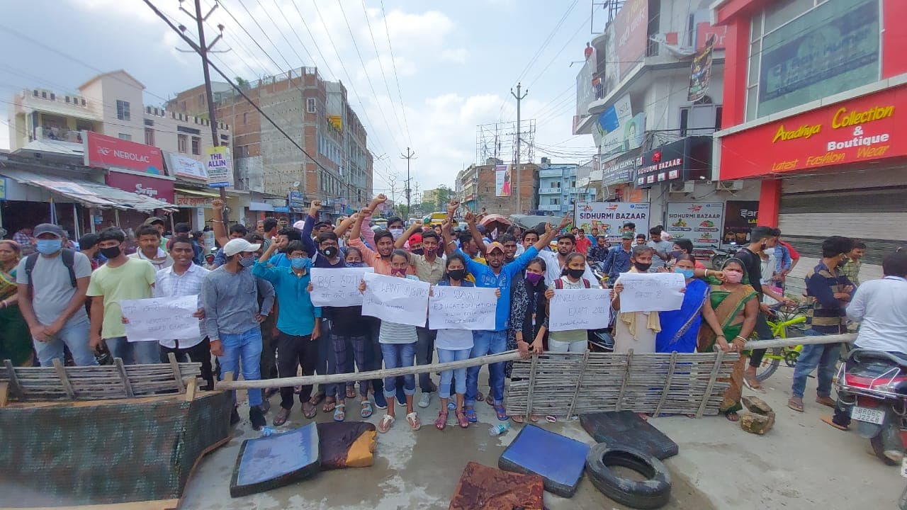 सर, आपकी बेटी तो हमेशा कंपार्टमेंट में आती थी! बिहार में स्कू्ल टीचर की बेटी बनी टॉपर तो छात्रों ने किया ट्रोल