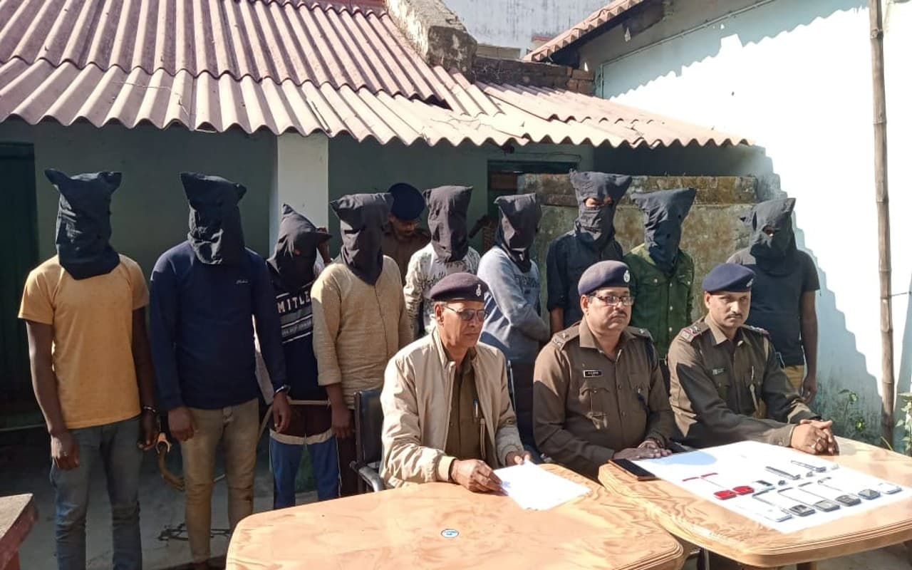 देवघर के मोहनपुर से 9 साइबर अपराधी गिरफ्तार, कस्टमर केयर हेल्पलाइन सर्विस के नाम पर करता था ठगी