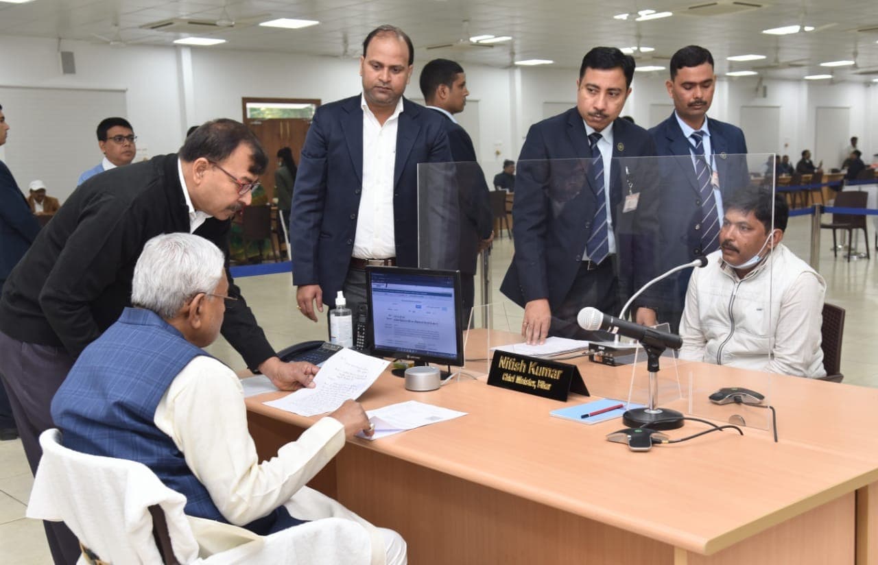 जनता दरबार में अधिकारी ने देर से उठाया फोन, भड़के मुख्यमंत्री नीतीश कुमार, बोले- क्या बात है?