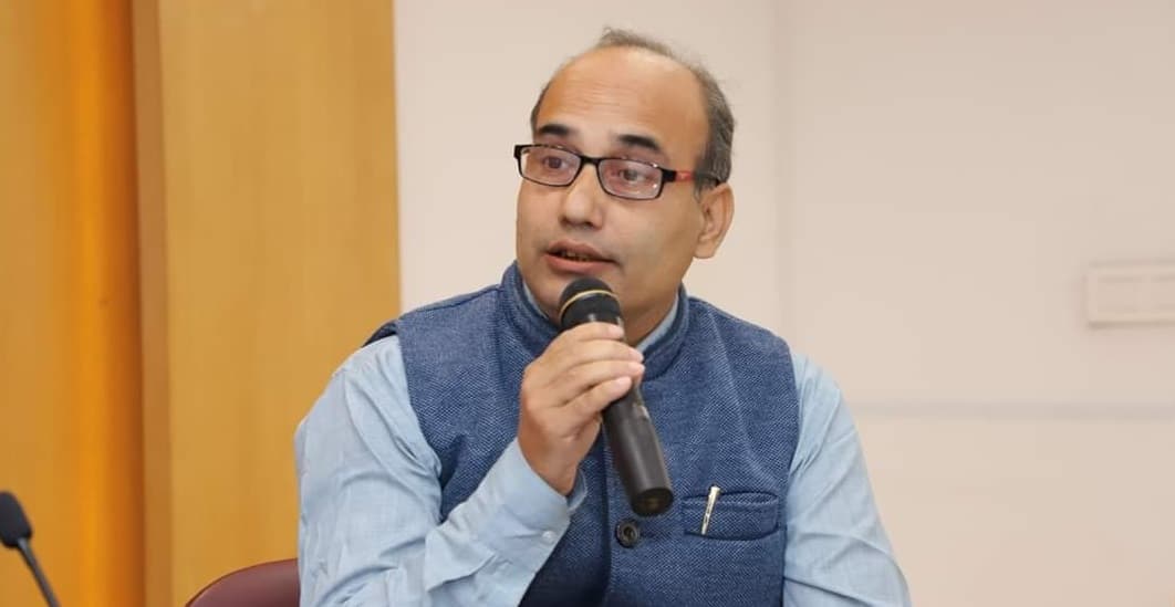 व्याकुल कवि की वेदना है पेन ड्राइव मे पृथ्वी, जानें अकादमी पुरस्कार मिलने पर क्या बोले अजित आजाद