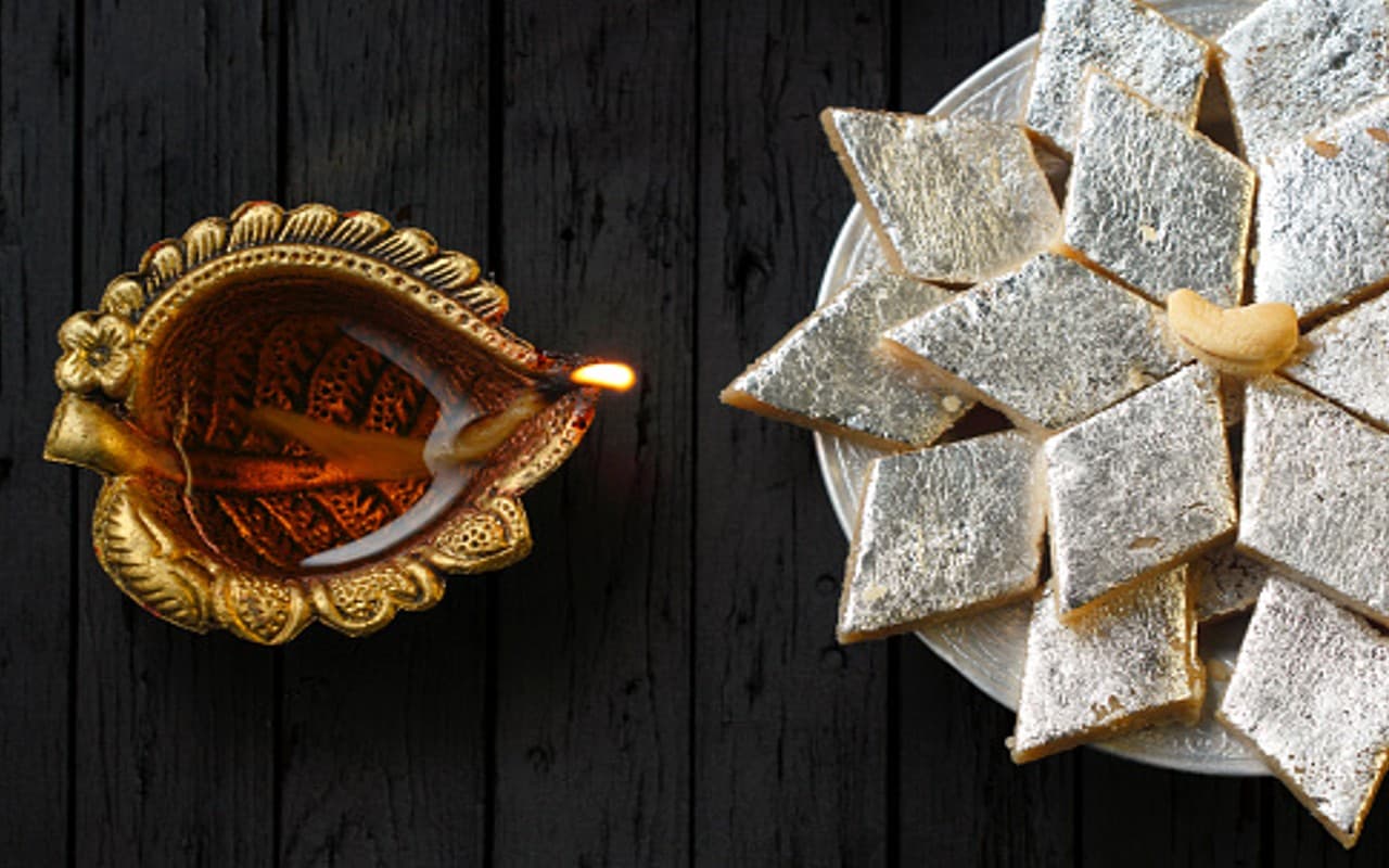 Lakshmi Puja 2022: दिवाली के दिन मां लक्ष्मी को अर्पित करें ये भोग, देवी की बनी रहेगी कृपा