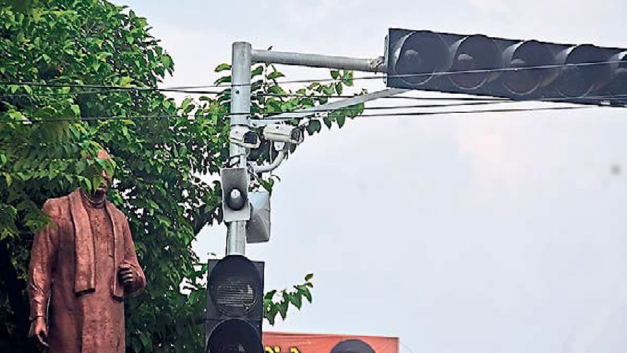 सदर थाना में इंस्टाल किया जा रहा सीसीटीवी