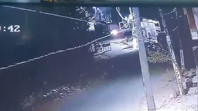 ताबड़तोड़ बरसाई गोलियां, फिर किया ग्रेनेड से अटैक, देखिए CISF की बस पर आतंकी हमले का CCTV फुटेज