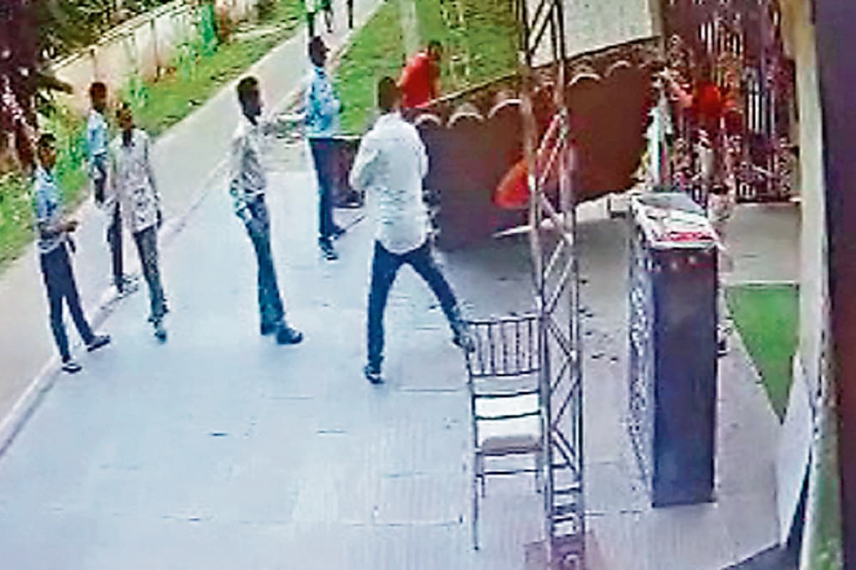 Ranchi: रेस्टोरेंट में पार्षद को शराब और सिगरेट पीने से रोका तो जमकर किया हंगामा, पुलिस छानबीन में जुटी