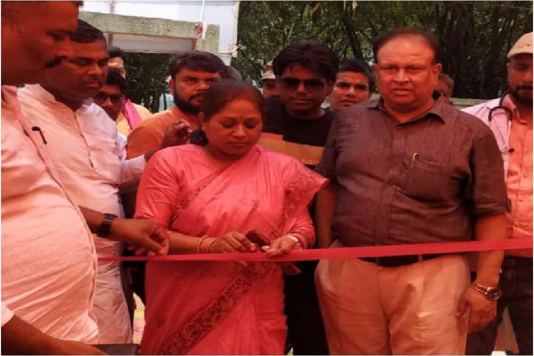 Bihar News: हाजीपुर में विधायक को कैंची नहीं मिली तो ब्लेड से ही काटा फीता, कहा सिस्टम को ऑपरेशन की जरूरत