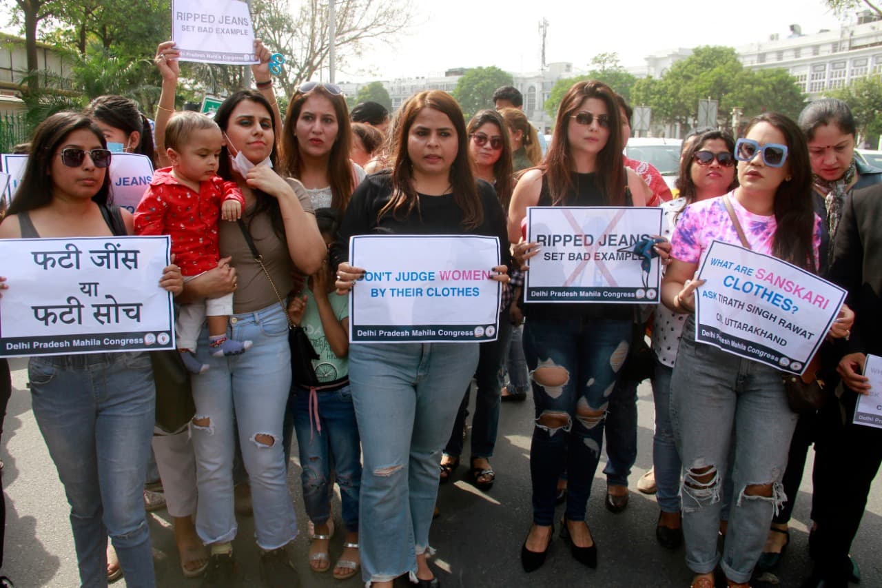 थम नहीं रहा है तीरथ के बयान पर बवाल, दिल्ली में महिलाओं ने किया विरोध प्रदर्शन