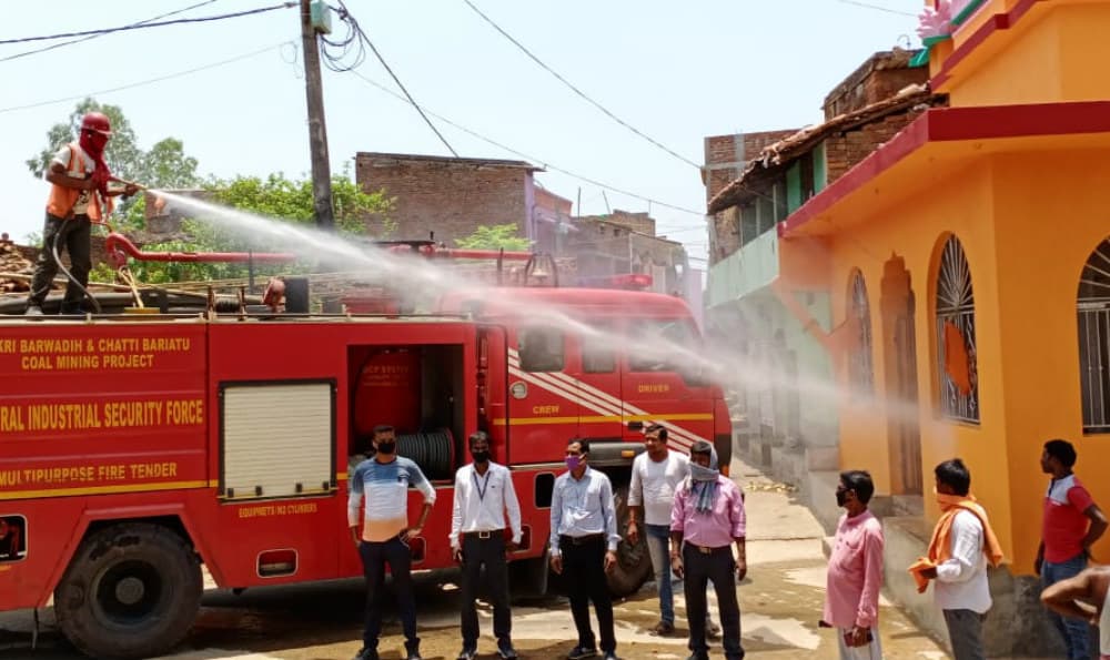 एनटीपीसी और त्रिवेणी सैनिक कर रहे हैं बड़कागांव को सेनेटाइज, दुकानों में सोशल डिस्टेंसिंग का हो रहा पालन