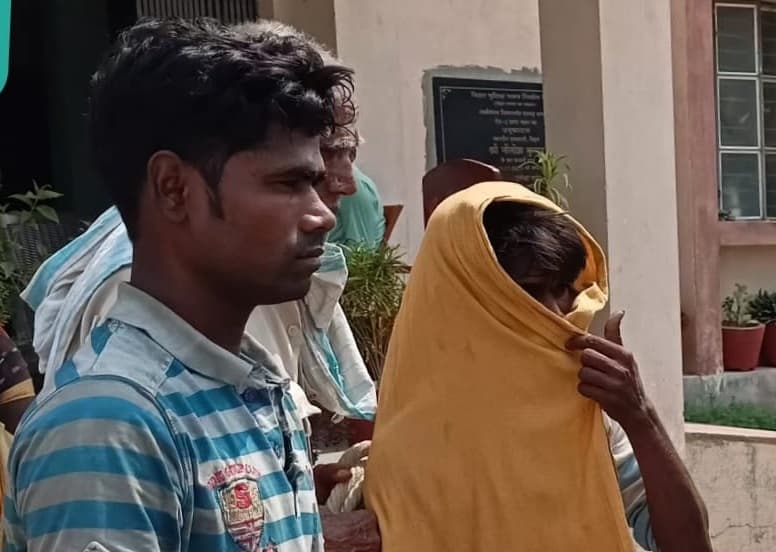 लखीसराय में चौकीदार ने दिखायी चौकीदारी, शराब सेवन के आरोप में अपने ही दो बेटों को कराया गिरफ्तार