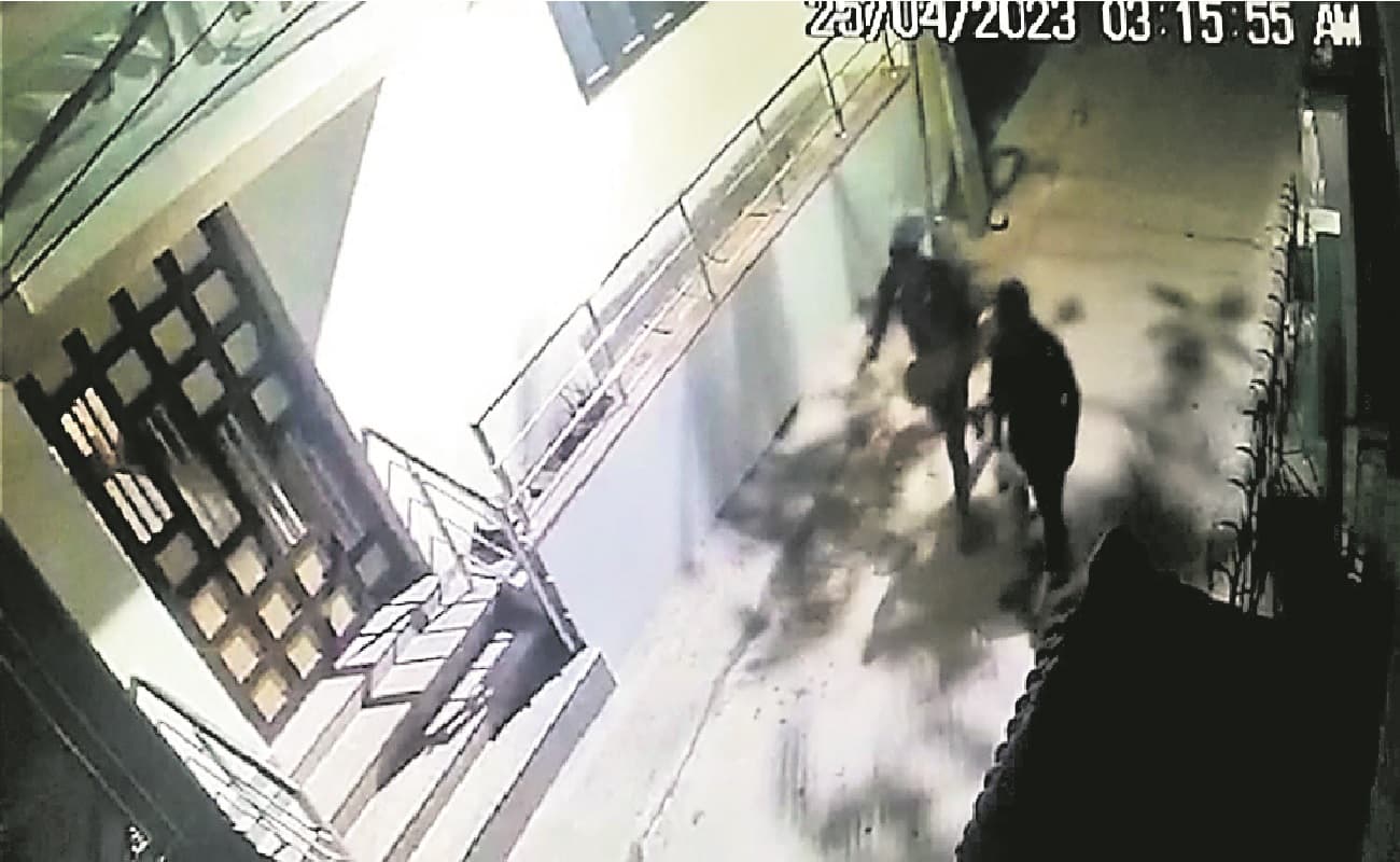 पटना में अपार्टमेंट के बंद फ्लैटों से लाखों की चोरी, सीसीटीवी में कैद हुई चोरों की तस्वीर