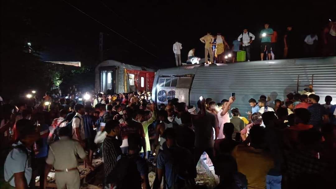 North East Express Train Derails: तेज आवाज के बाद पलटे छह डिब्बे, देखें ट्रेन हादसे के बाद की तस्वीरें