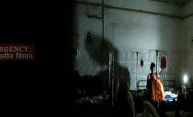 तेजस्वी यादव के दावे का नहीं दिख रहा असर, बिहार के इस अस्पताल में सेल फोन की रोशनी में होता है इलाज