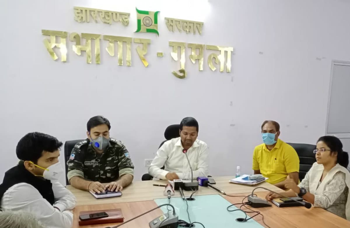 गुमला में एक की मौत के बाद प्रशासन सख्त, DC ने कहा- अफवाह फैलाने वाले जायेंगे जेल गुमला में एक की मौत के बाद प्रशासन सख्त, DC ने कहा- अफवाह फैलाने वाले जायेंगे जेल