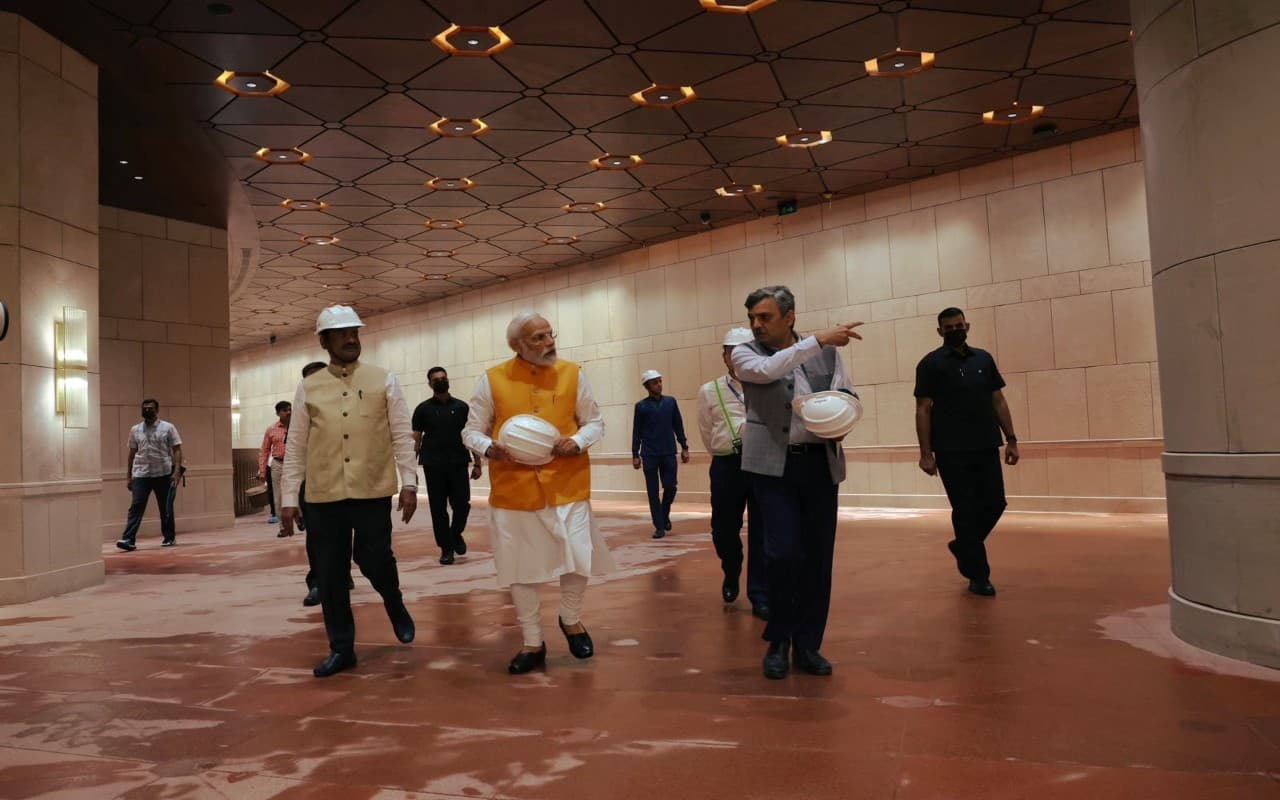 Central Vista Project: पीएम मोदी ने किया नये संसद भवन का निरिक्षण, देखें तस्वीरें