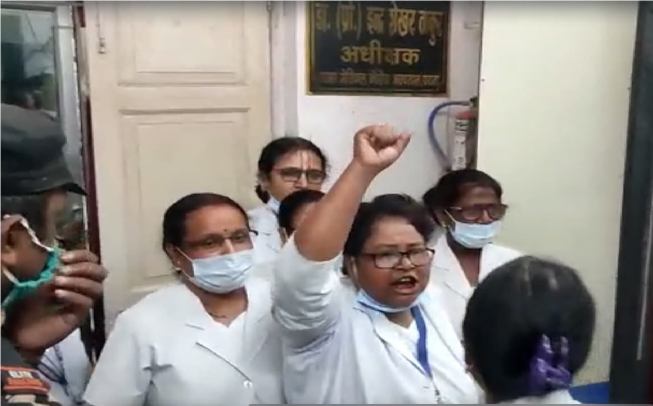 पटना के PMCH में नर्सों ने किया हंगामा, अधीक्षक ऑफिस का किया घेराव, लगाया तंग करने का आरोप