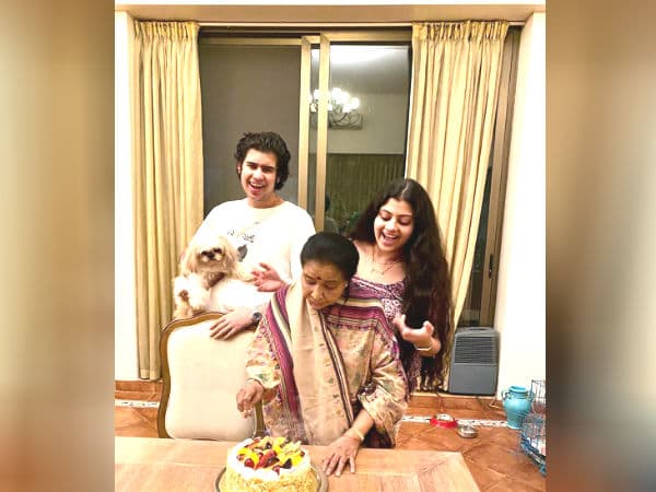 Asha Bhosle Birthday : 88 साल की हुईं आशा ताई, तसवीरों में देखिए इस तरह मना रही जन्मदिन