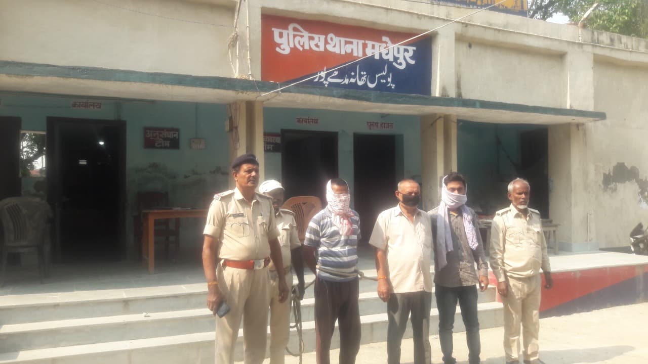 Bihar News : नशे में सीओ को शराब गिफ्ट करने पहुंचे राजस्वकर्मी, दो साथी समेत गिरफ्तार, जेल भेजे गये