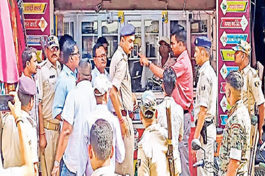 मधुबनी में फर्जी प्रमाणपत्र बनाने के रैकेट का खुलासा, आधार कार्ड सहित कई नकली कागजात बरामद
