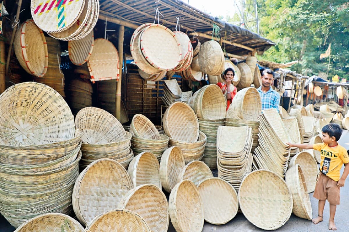 छठ के लिए कल से नहाय-खाय शुरू, जमशेदपुर के बाजारों में सूप, दउरा व नारियल की जमकर हो रही है बिक्री