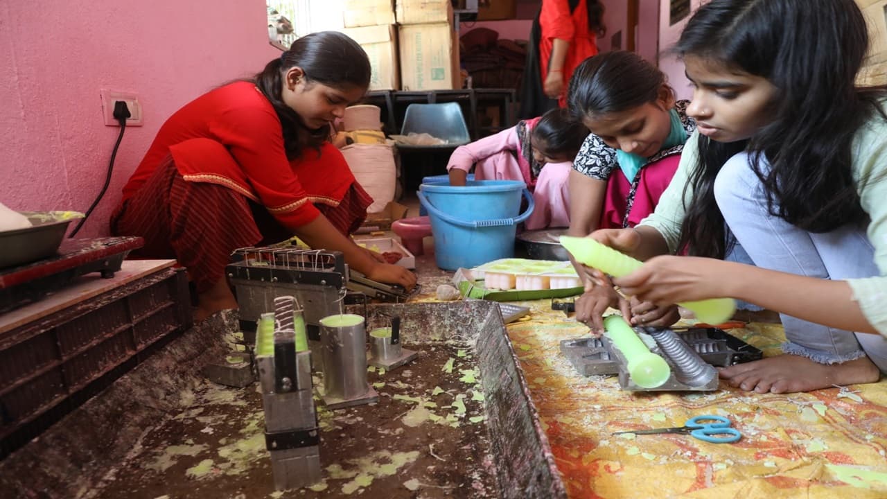 बिहार: खुद देख नहीं सकती, लेकिन दूसरों की दीपावली रौशन करने में जुटी दिव्यांग छात्राएं,  देखिए तस्वीरें