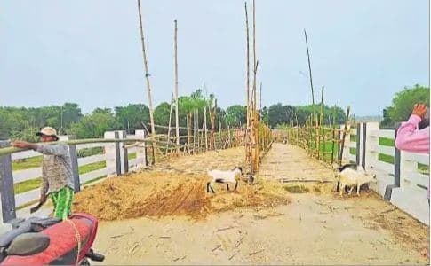 Bihar Flood 2020: प्रशासन और जनप्रतिनिधियों ने नहीं सुनी गुहार, ग्रामीणों ने खुद ही बना लिया चचरी का पुल