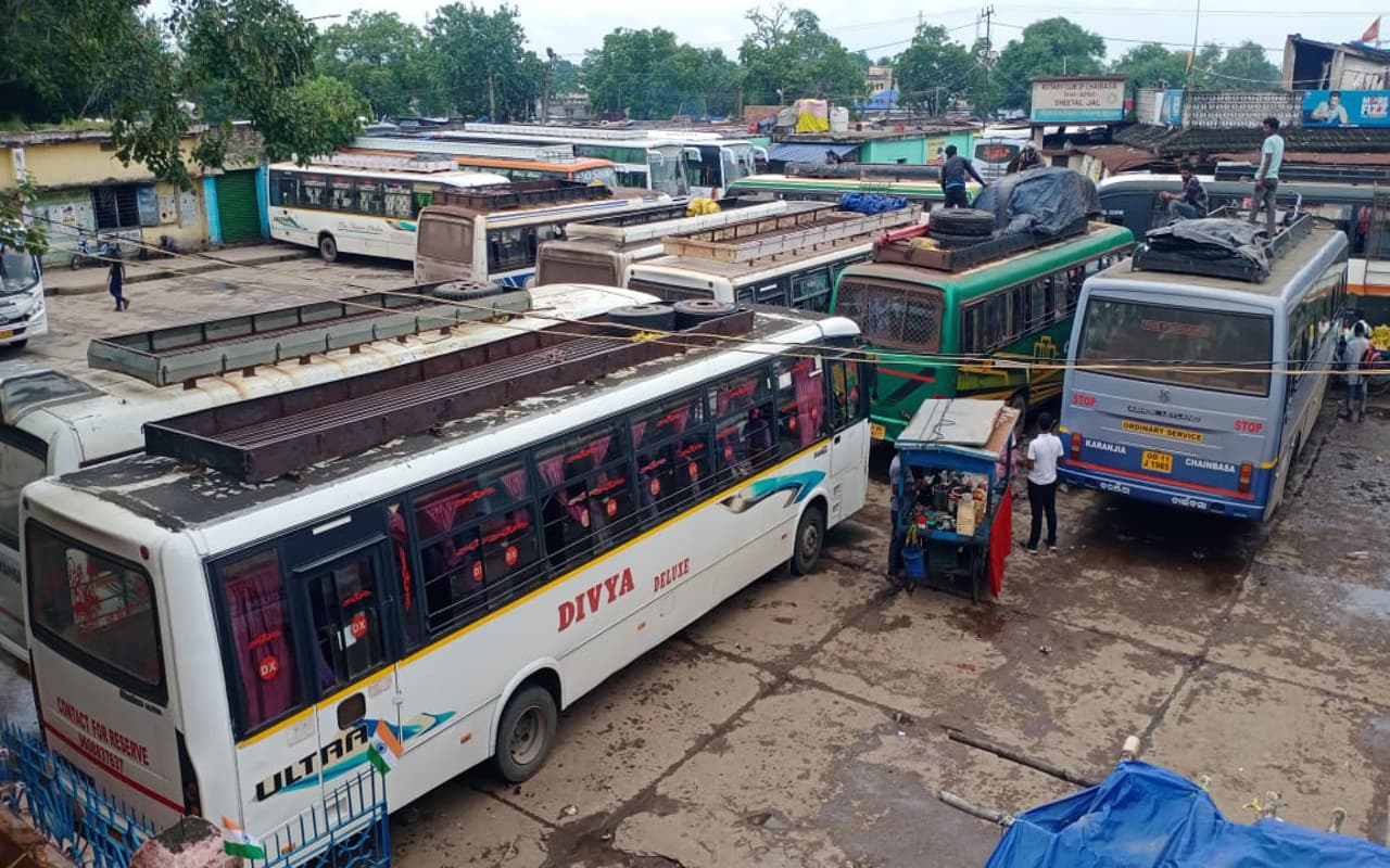 PHOTOS: चाईबासा के बस पड़ाव का हाल, 52 साल में पांच गुनी बढ़ी आबादी, पर एक एकड़ में ही सीमित स्टैंड