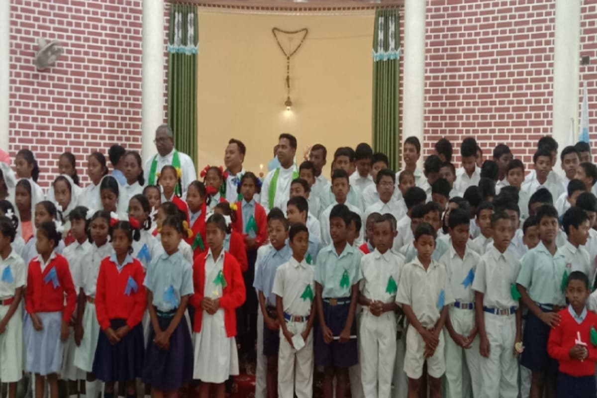चाईबासा कैथोलिक रोमन चर्च में 196 बच्चे- बच्चियों ने आध्यात्मिकता में दृढ़ रहने का लिया संकल्प