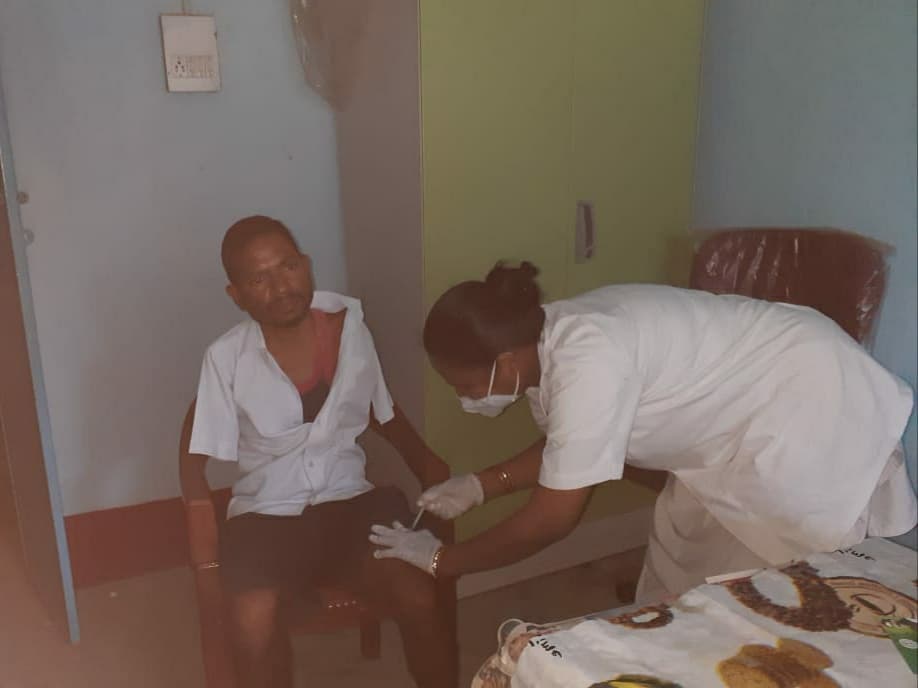 Corona Vaccination In Jharkhand : दोनों हाथों से दिव्यांग गुलशन ने ऐसे लगवाया टीका, स्वास्थ्य विभाग ने किया सम्मानित