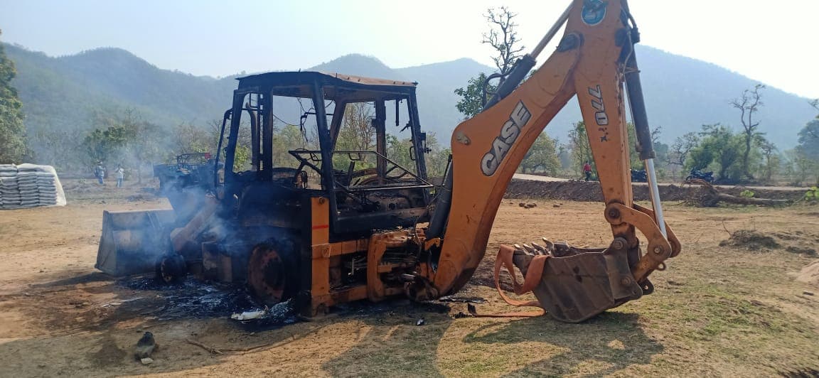 Jharkhand Naxal News : नक्सल प्रभावित लांजी पहाड़ी में बन रही थी पहली बार सड़क, लेवी के लिए नक्सलियों ने चाईबासा में मचाया उत्पात, सड़क निर्माण में लगे वाहनों को फूंक डाला