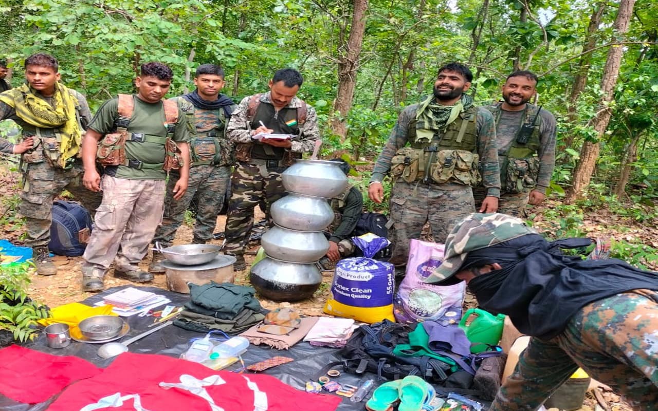 एक करोड़ के इनामी नक्सली मिसिर बेसरा दस्ते के साथ चाईबासा के रेंगराहातु में मुठभेड़, कई सामान बरामद