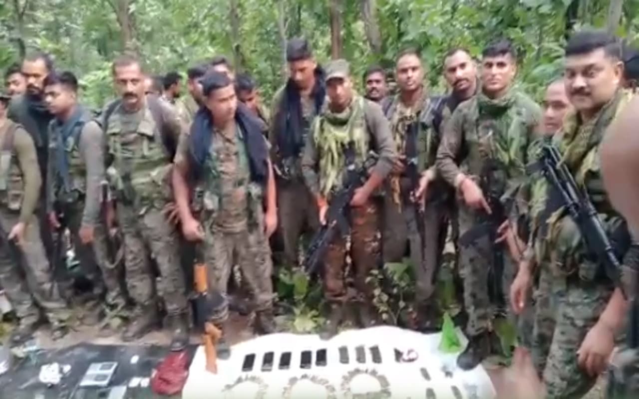 एक करोड़ के इनामी अनल दस्ते के साथ घंटों चली मुठभेड़, महिला सहित दो नक्सली ढेर, पढ़ें लेटेस्ट अपडेट